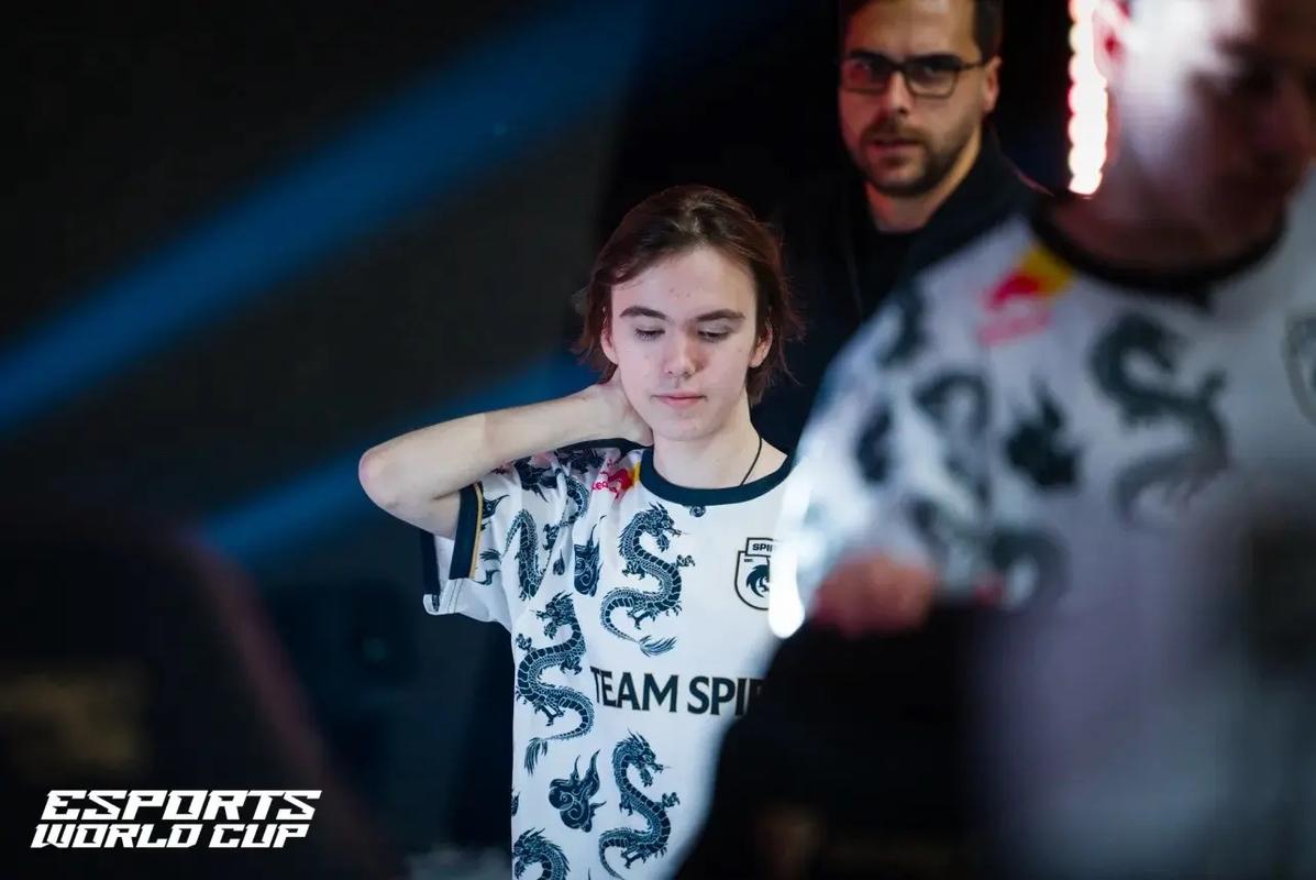 T1 粉丝在 Gumayusi 离开后向俱乐部办公室送去了抗议卡车