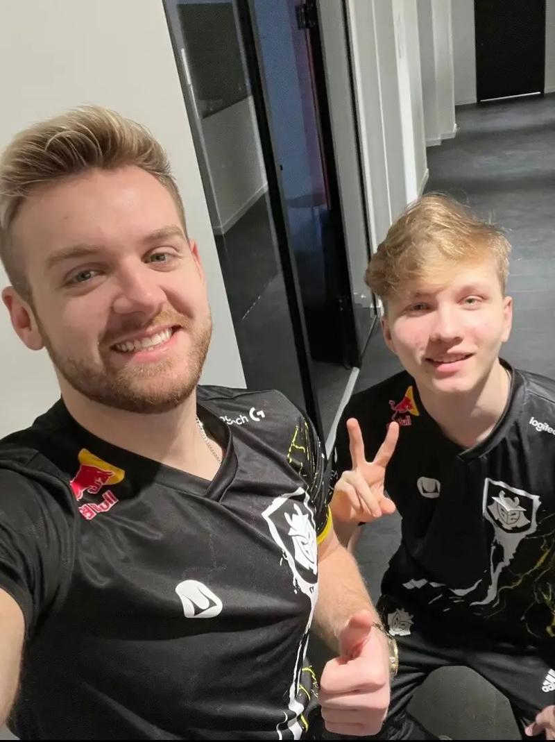 梅赛德斯奔驰向名人堂首位成员Faker赠送定制款AMG SL 63