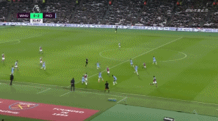 美术课上学生用课本表演变脸，轻松拿捏住精髓， 网友：“教科书式”变脸！（美术课上学生拿课本上演变脸，神还原精髓，网友直呼：教科书级！）